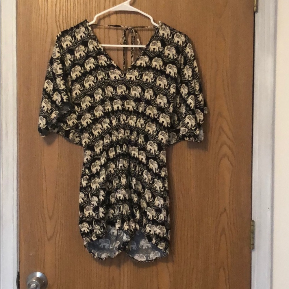 Short romper. Black with elephants